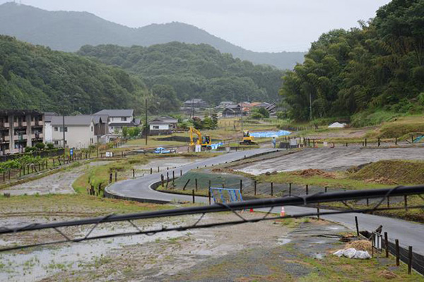 地頭分溝渕遺跡雨の発掘現場（北から）