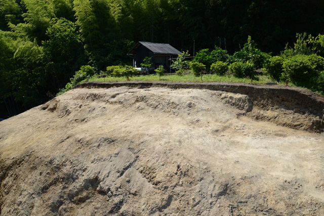 亀居城跡上段平坦部作業風景（南東から）