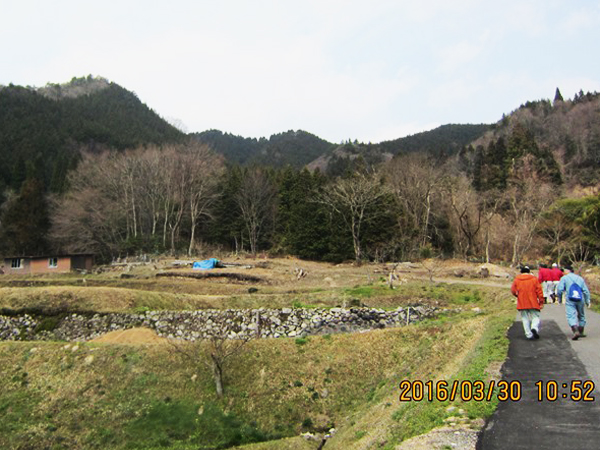 奥山製鉄遺跡遠景（前方の山裾・南から）