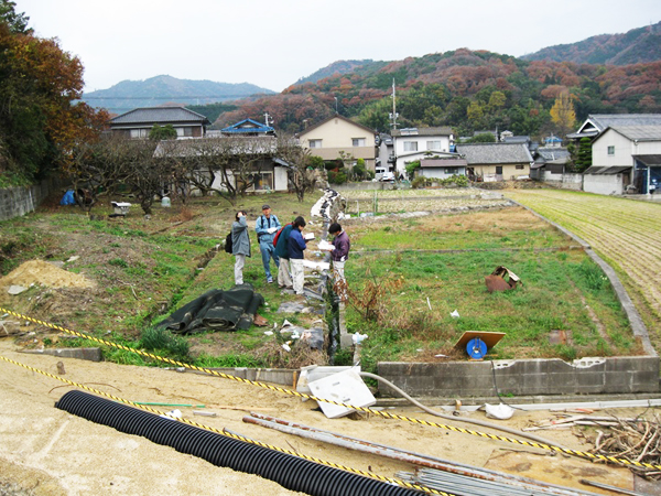 湯伝遺跡調査前（南から）