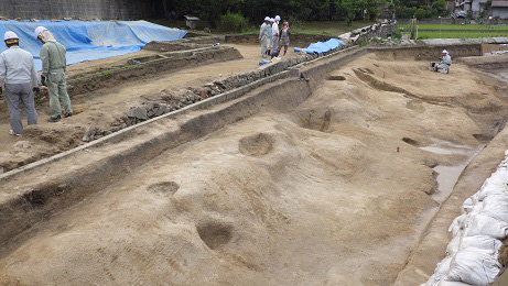 湯伝遺跡溝検出（南から）