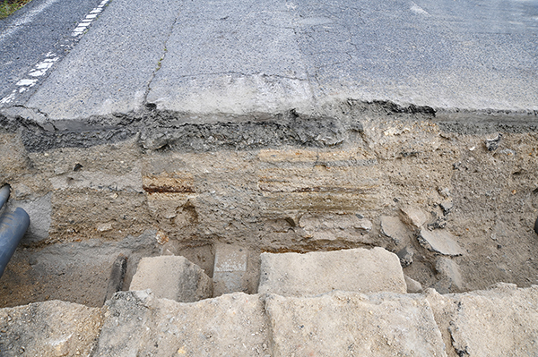 西国街道の土層断面（中央の部分）