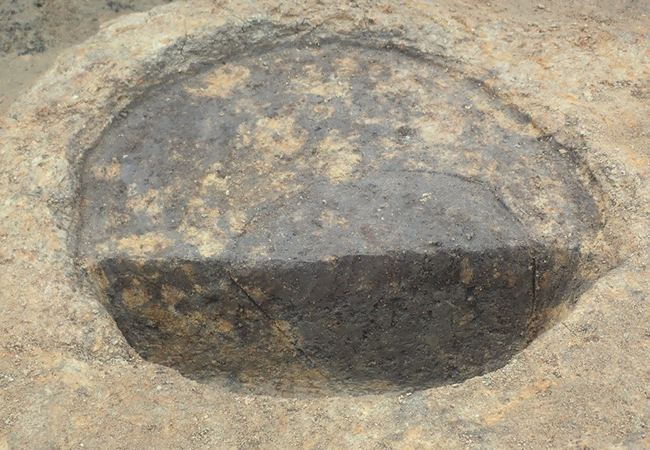柱穴と柱の抜き取り痕の土層断面（南から）